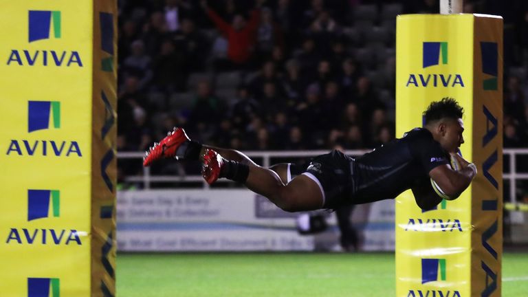 Sonatane Takulua scores the crucial try against Worcester