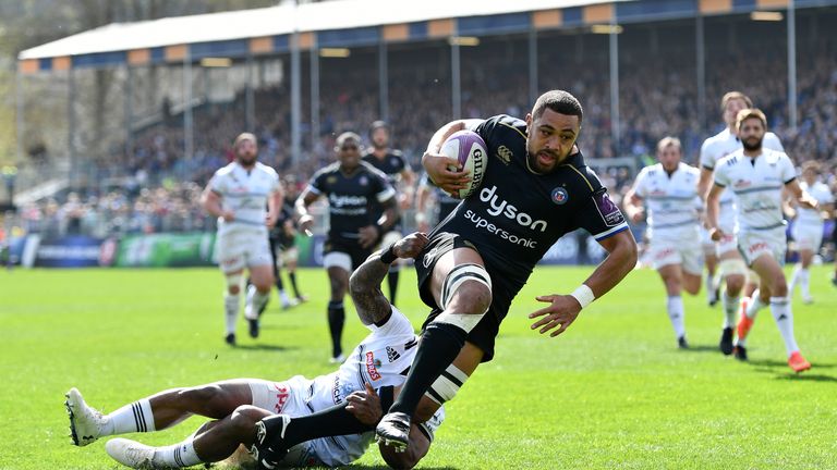 Taulupe Faletau  holds off Benito Masilevu to score a try against Brive