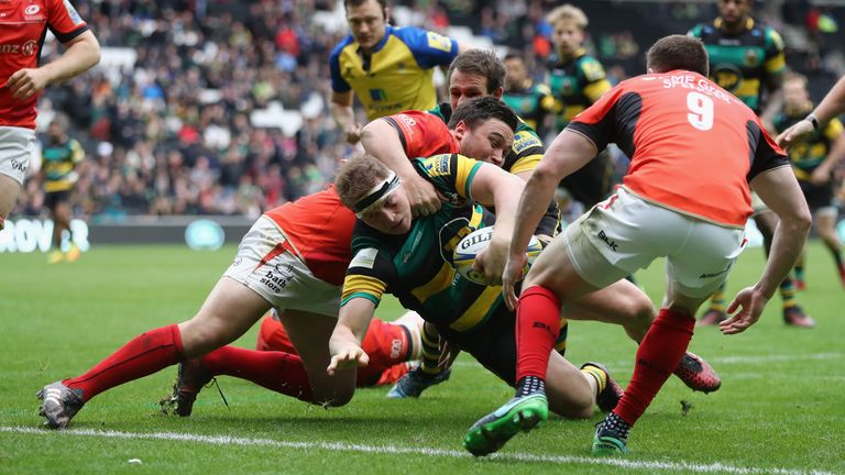 Dylan Hartley dives past opposite number Jamie George to score