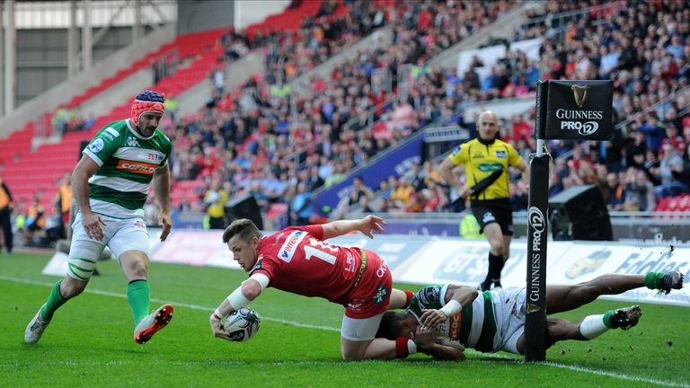  Steffan Evans scores his side's second try