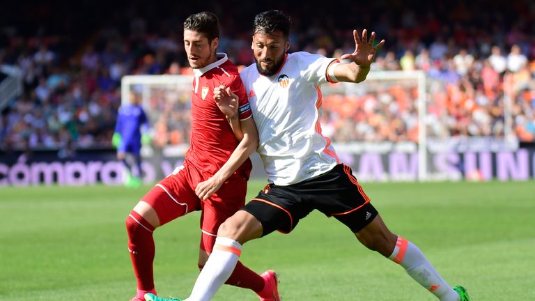 Sevilla's defender Sergio Escudero (L) vies with Valencia's Argentinian defender Ezequiel Garay during the Spanish league football match Valencia CF vs Sev