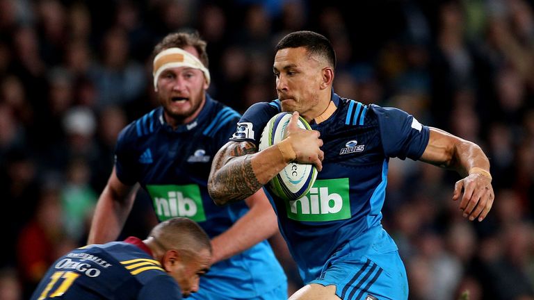 DUNEDIN, NEW ZEALAND - APRIL 08:  Sonny Bill Williams of the Blues makes a break during the round seven Super Rugby match between the Highlanders and the B