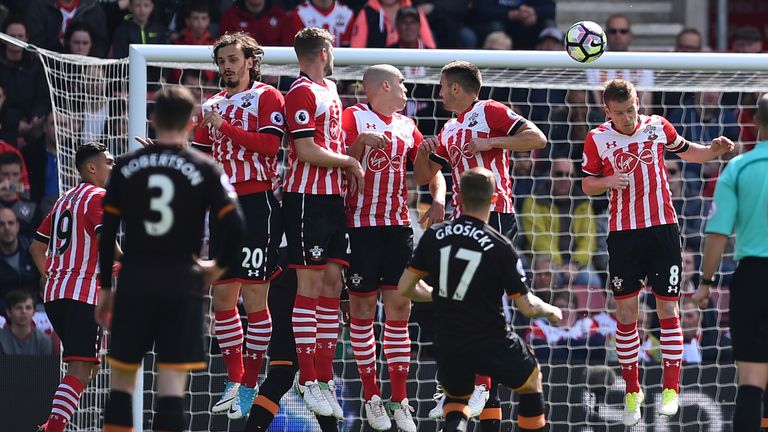 Hull City's Polish midfielder Kamil Grosicki (2nd R) takes a freekick during the English Premier League football match between Southampton and Hull City