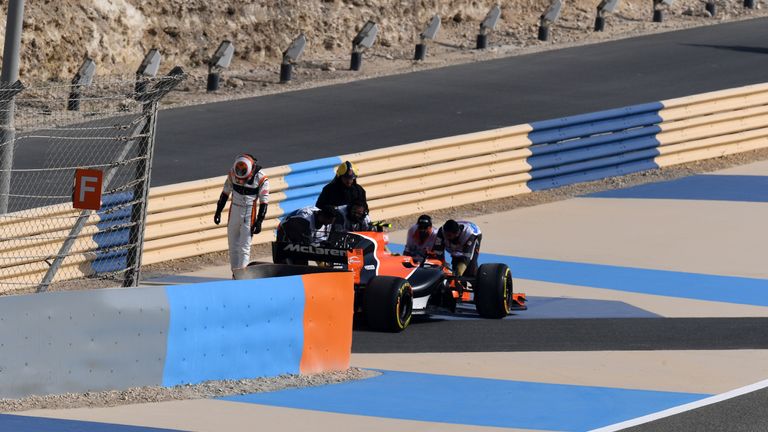 Stoffel Vandoorne (BEL) McLaren MCL32 stops on track in FP1 at Formula One World Championship, Rd3, Bahrain Grand Prix Practice