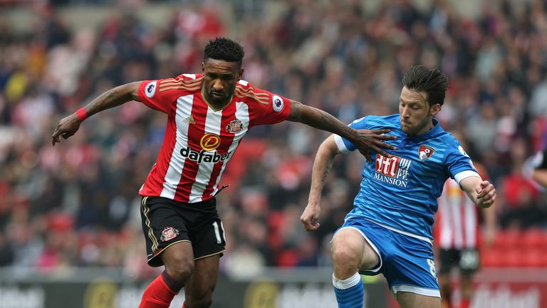Jermain Defoe of Sunderland holds off Harry Arter of AFC Bournemouth during the Premier League match between Sunderland and Bournemouth