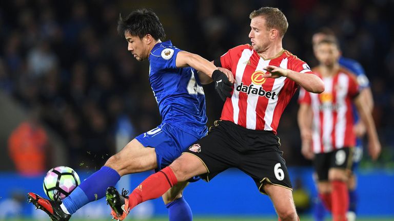 Leicester City's Japanese striker Shinji Okazaki (L) vies with Sunderland's English midfielder Lee Cattermole during the English Premier League match