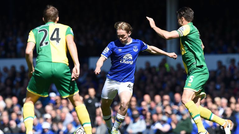 Everton's English midfielder Tom Davies (C) vies with Norwich City's Congolese midfielder Youssouf Mulumbu (L) and Norwich City's Scottish defender Russell