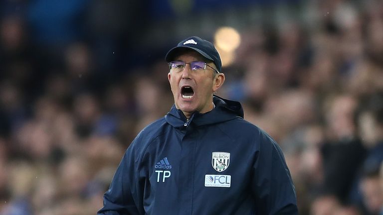 LIVERPOOL, ENGLAND - MARCH 11:  Tony Pulis manager of West Bromwich Albion shouts during the Premier League match between Everton and West Bromwich Albion 