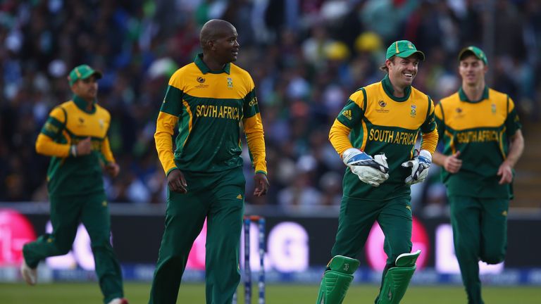 BIRMINGHAM, ENGLAND - JUNE 10: Lonwabo Tsotsobe  (2L) of South Africa celebrates with AB de Villiers (2R) after capturing the wicket of Misbah ul Haq of Pa