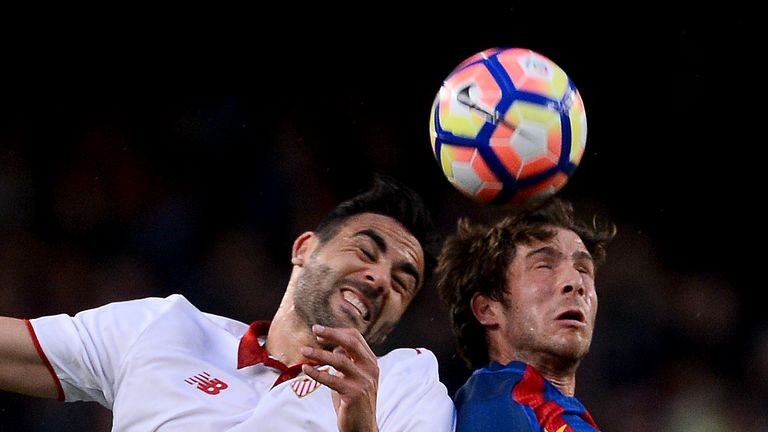 Vicente Iborra (L) vies with Sergi Roberto during the Spanish league football match FC Barcelona vs Sevilla FC 