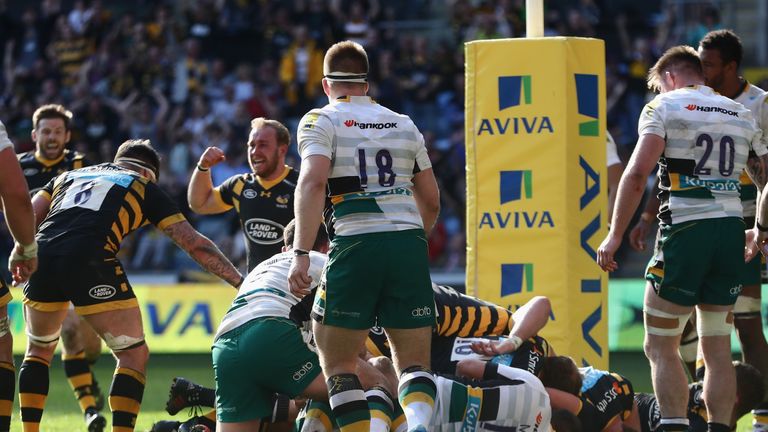  Wasps celebrate as they score a match equalising push over try in the final minute 