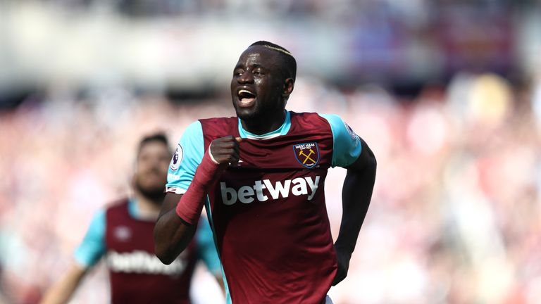 STRATFORD, ENGLAND - APRIL 08:  Cheikhou Kouyate of West Ham United celebrates scoring his sides first goal during the Premier League match between West Ha