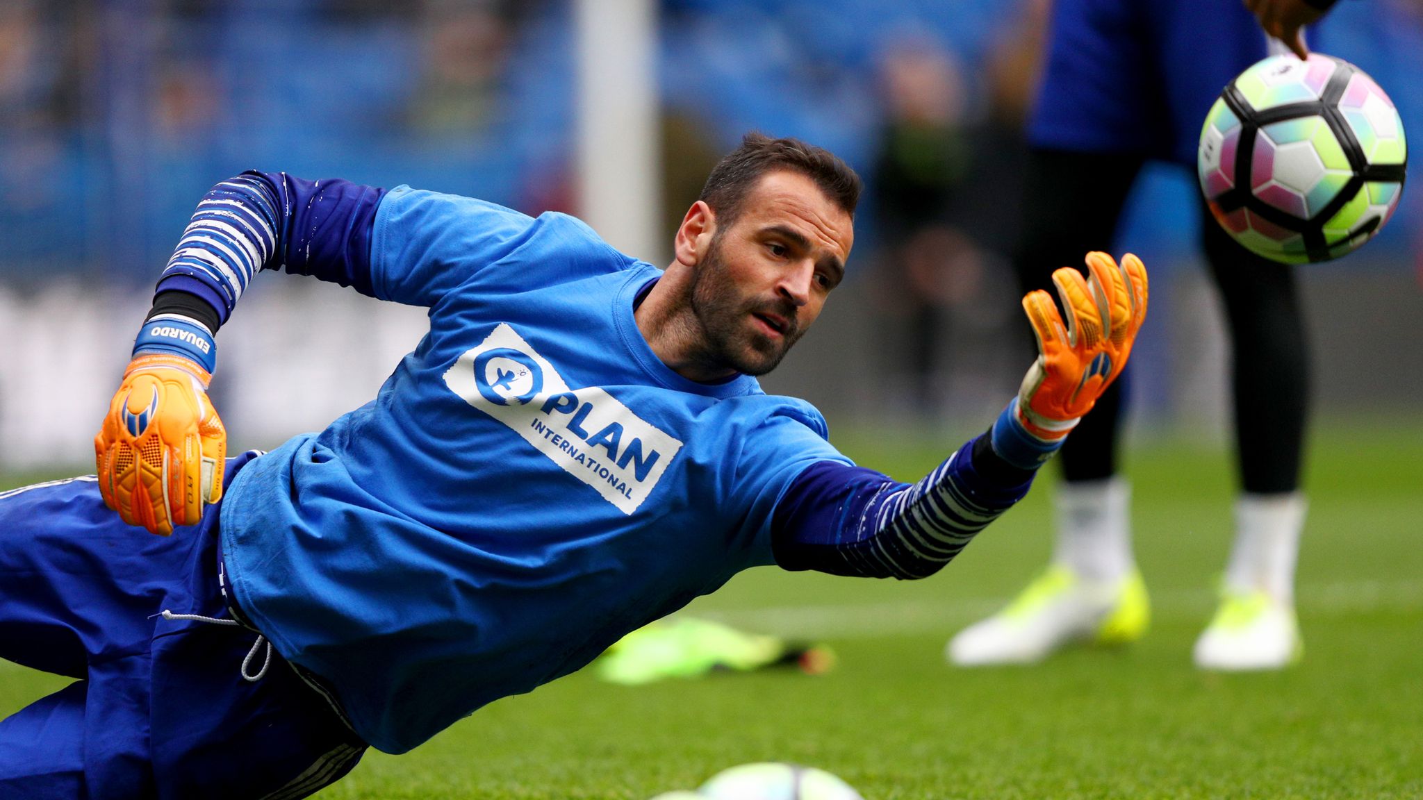 Chelsea goalkeeper Eduardo signs new oneyear deal Football News