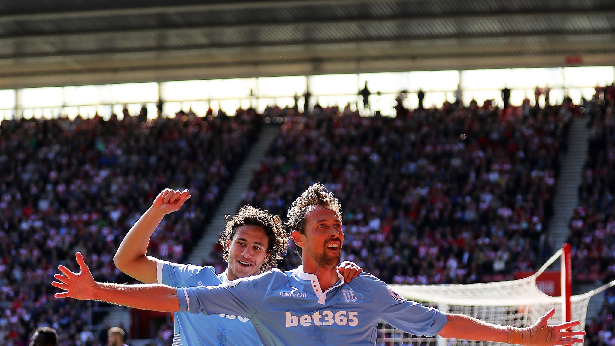 Peter Crouch scores late winner as Stoke beats Southampton 2-1