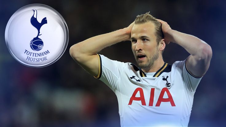 Harry Kane looks on in disappointment during Tottenham's game against West Ham at the London Stadium in May 2017