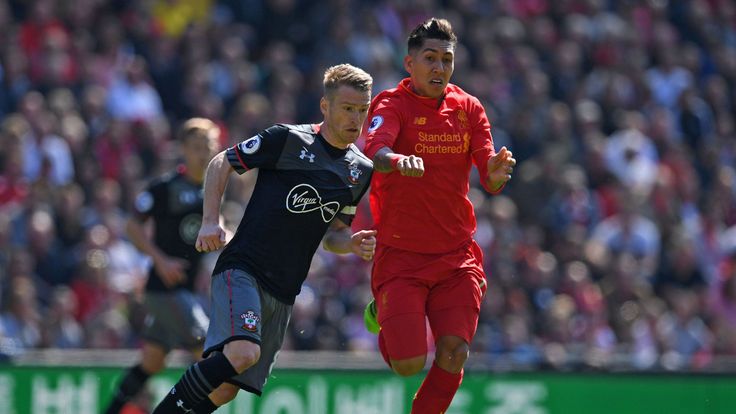 Southampton's Steven Davis vies with Liverpool's Roberto Firmino 