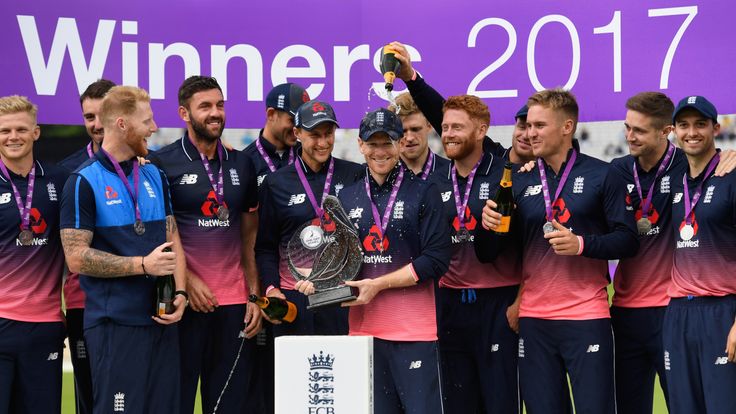 England captain Eoin Morgan (c) and his team with the series trophy after the 3rd Royal London Cup match between England and South Africa