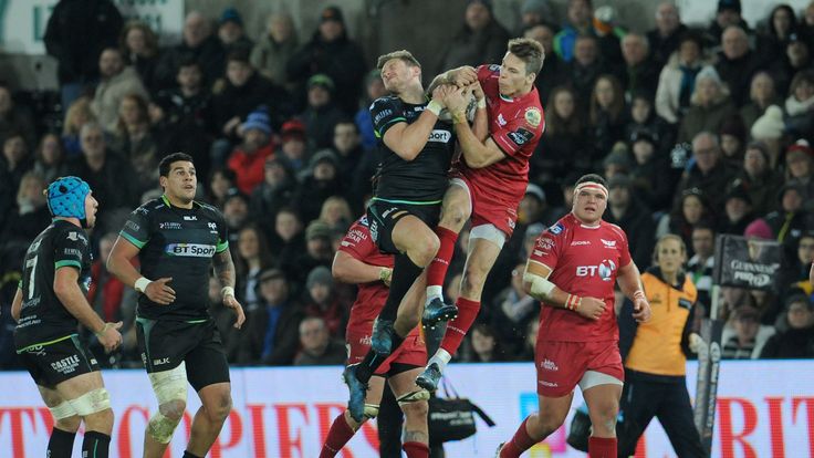 Dan Biggar competes for a high ball with Scarlets' Liam Williams