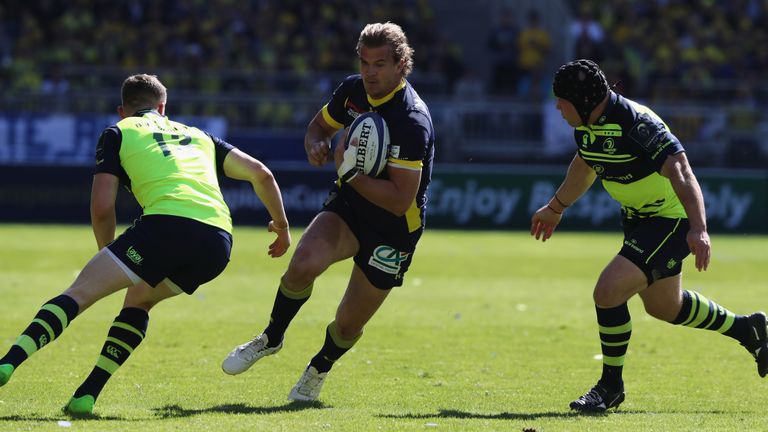   Aurelien Rougerie breaks through a gap against Leinster