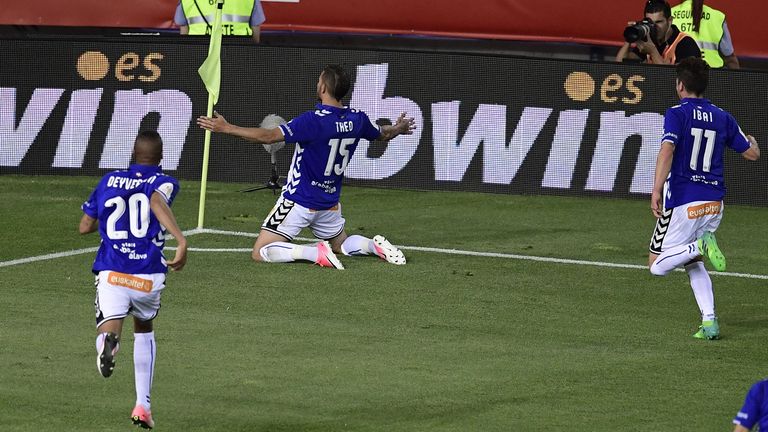 Deportivo Alaves' French defender Theo Hernandez (C) celebrates after scoring the equalizer during the Spanish Copa del Rey 