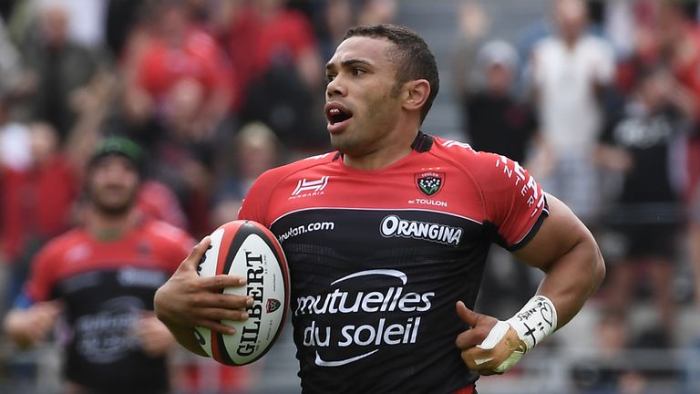 RC Toulon's South African winger Bryan Habana runs on his way to score a try