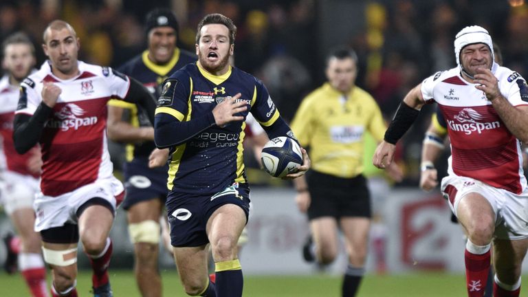 Clermont's French fly-half Camille Lopez (C) runs with the ball to score a try during the European Champions Cup rugby union match between Clermont and Uls