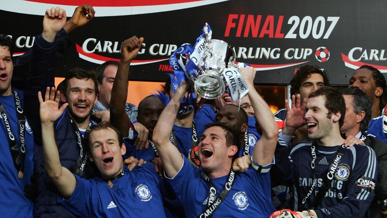 Cardiff, UNITED KINGDOM: Chelsea's Frank Lampard lifts the English League Cup after beating Arsenal 2-1 in the final at The Millennium Stadium, Cardiff, Wa