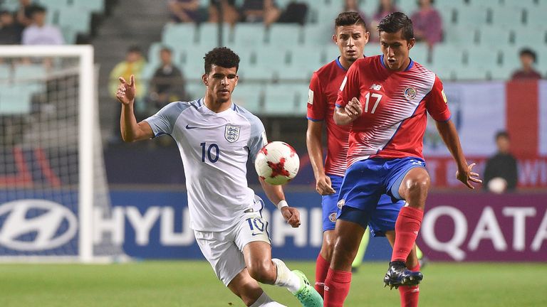 Dominic Solanke battles for possession with Costa Rica's Esteban Espinoza during the U20 World Cup