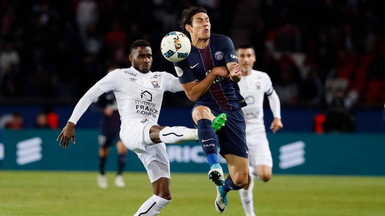 Paris Saint-Germain's Uruguayan forward Edinson Cavani (R) vies with Caen's French goalkeeper Remy Vercoutre during t        he French L1 football match be