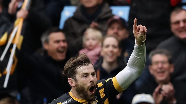 Elliot Daly of Wasps celebrates scoring their fourth try 