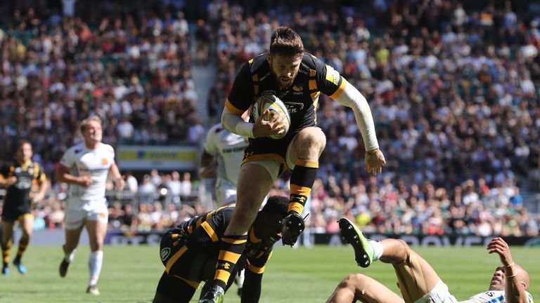 Elliot Daly gathers and leaps over Olly Woodburn to score for Wasps
