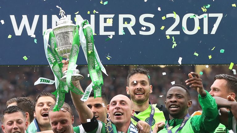 Scott Brown of Celtic lifts the trophy during the William Hill Scottish Cup Final between Celtic and Aberdeen at Hampden Park 