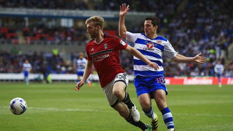 READING, ENGLAND - MAY 16:  Tim Ream of Fulham holds off Yann Kermorgant of Reading during the Sky Bet Championship Play Off Second Leg match between Readi