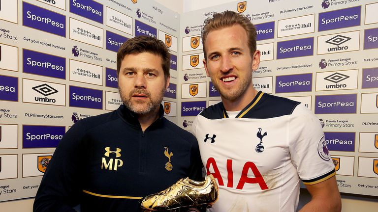 HULL, ENGLAND - MAY 21:  Harry Kane of Tottenham Hotspur stands with his manager Mauricio Pochettino after he is awarded the golden boot following the Prem