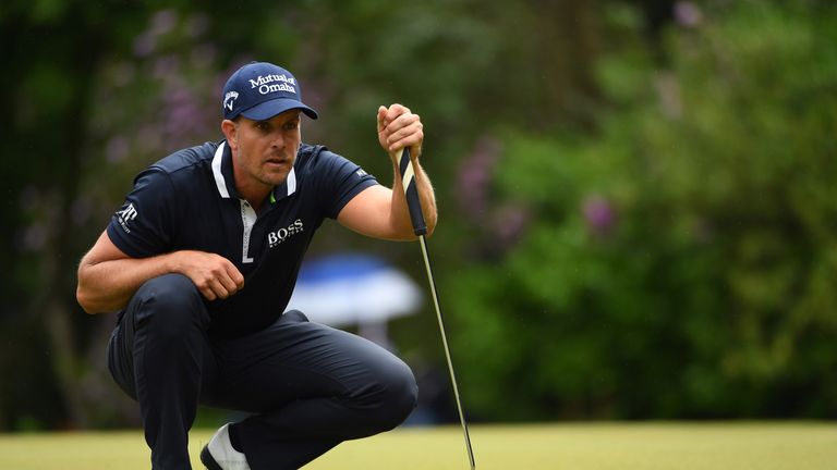 VIRGINIA WATER, ENGLAND - MAY 28:  Henrik Stenson of Sweden lines up a putt during the final round on day four of the BMW PGA Championship at Wentworth on 