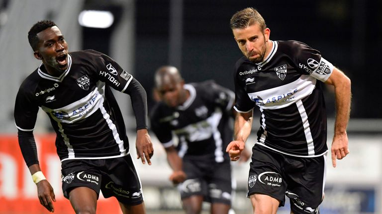 Henry Onyekuru in action during the Jupiler Pro League play-off against KRC Genk on April 26, 2017