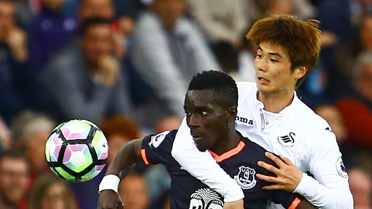 Idrissa Gueye keeps his eye on the ball while holding off Ki Sung-Yueng 