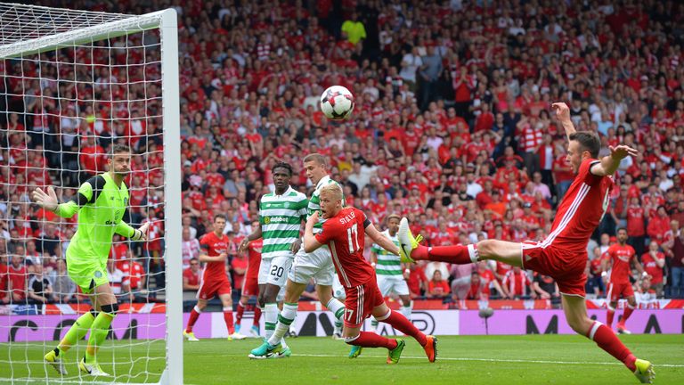 Jayden Stockley misses an opportunity to give Aberdeen the lead early in the second half 