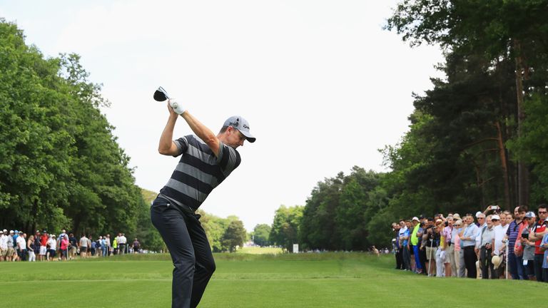VIRGINIA WATER, ENGLAND - MAY 25: Justin Rose of England tees off on the 15th hole during day one of the BMW PGA Championship at Wentworth on May 25, 2017 