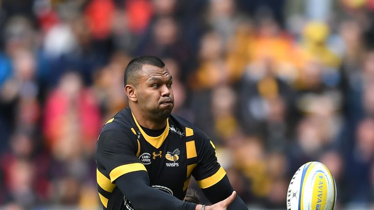 COVENTRY, ENGLAND - MAY 20: Kurtley Beale of Wasps releases the ball under pressure from Freddie Burns of Leicester Tigers during the Aviva Premiership mat