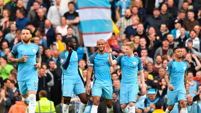 Manchester City's Belgian midfielder Kevin De Bruyne (2R) celebrates with Manchester City's Ivorian midfielder Yaya Toure (2L) and Manchester City's Belgia
