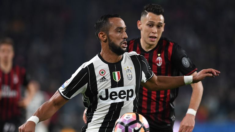 TURIN, ITALY - MARCH 10:  Medhi Benatia (L) of Juventus FC is challenged by Lucas Ocampos of AC Milan during the Serie A match between Juventus FC and AC M