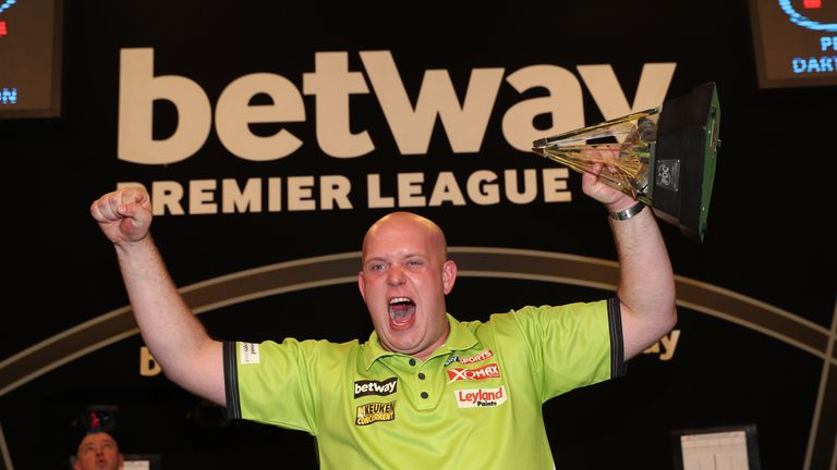 BETWAY PREMIER LEAGUE DARTS.PLAY-OFFS.02 ARENA,.LONDON.PIC;LAWRENCE LUSTIG.FINAL.MICHAEL VAN GERWEN  V PETER WRIGHT.MICHAEL VAN GERWEN WINS