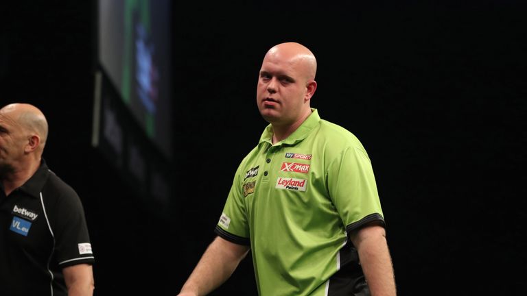 BETWAY PREMIER LEAGUE DARTS.PLAY-OFFS.02 ARENA,.LONDON.PIC;LAWRENCE LUSTIG.FINAL.MICHAEL VAN GERWEN  V PETER WRIGHT.MICHAEL VAN GERWEN IN ACTION