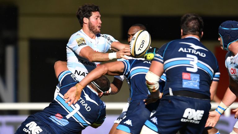 Racing Metro 92 French scrumhalf Maxime Machenaud (C) passes the ball during the French Top 14 Rugby union match between Montpellier and Racing 92 on May 2