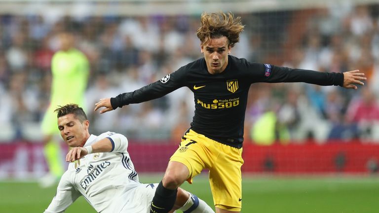 MADRID, SPAIN - MAY 02:  Antoine Griezmann of Atletico Madrid and Cristiano Ronaldo of Real Madrid battle for the ball during the UEFA Champions League sem