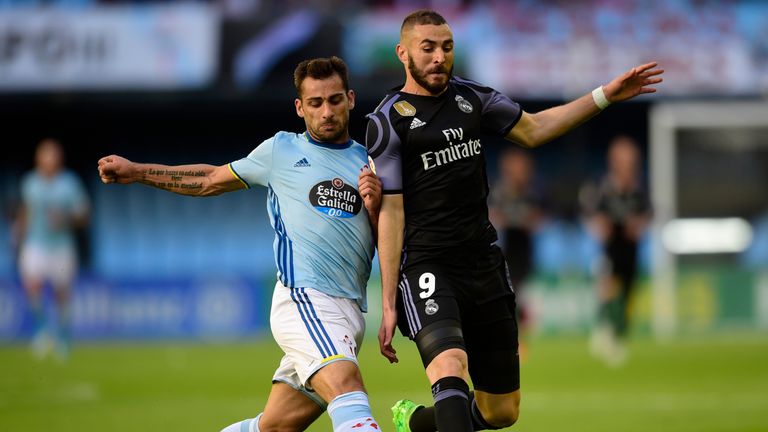 Real Madrid's French forward Karim Benzema (R) vies with Celta Vigo's defender Jonny Castro during the Spanish league football match 