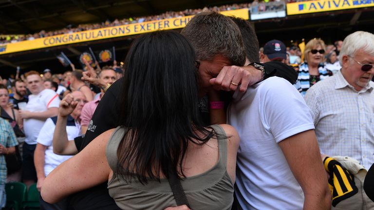  Exeter Chiefs  head coach rob baxter celebrates with his wife Jo and son Jack