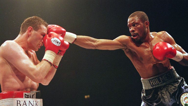 29 Apr 2001:  Keith Holmes of USA lands a punch on opponent Robert McCracken during the WBC Middleweight title