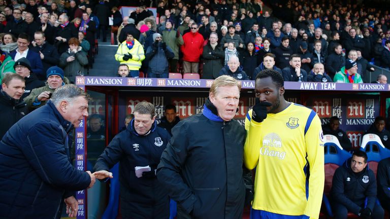 Ronald Koeman talks with Romelu Lukaku ahead of the Premier League match against Crystal Palace at Selhurst Park